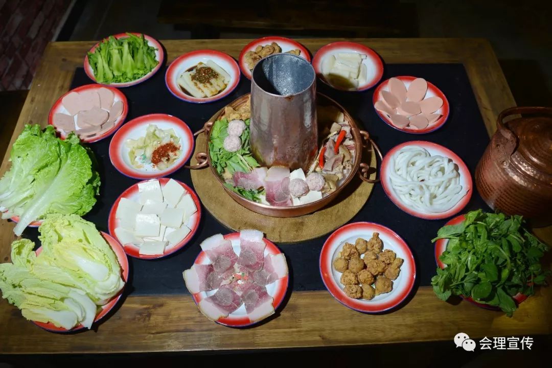 摄会理盛产铜,城里乡下都喜欢用木炭为燃料,在冬春季节烹煮红铜火锅