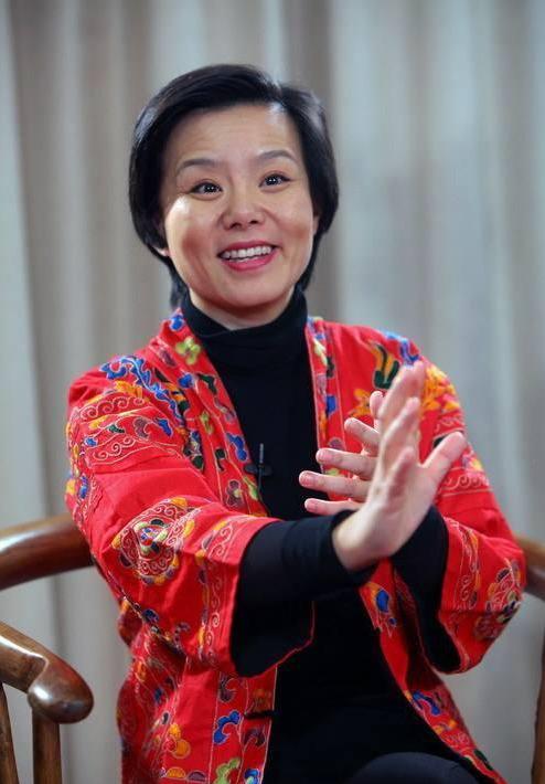 原创龚琳娜罕见现身脸坑洼皱纹多身材发福有点像大妈