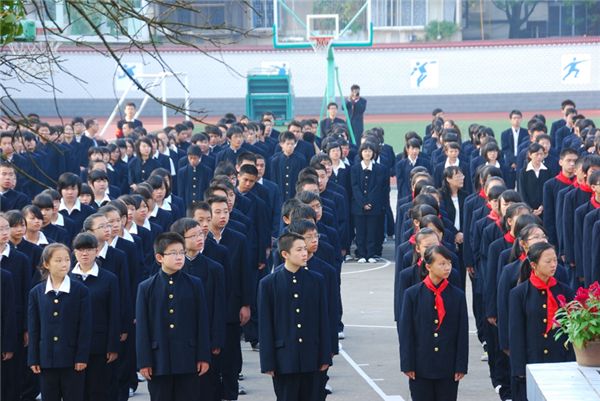 并做校服介绍,从校服的演变历程和历史渊源,中山中学校服款式为改良