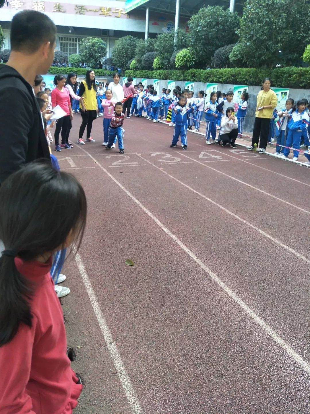 红荔小学家长志愿服务队协助开展学校运动会