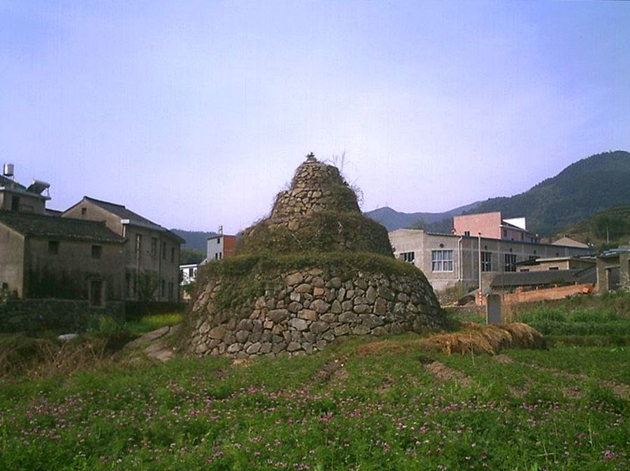 清潭忠烈反对吴越归宋隐居成村垒石成塔罕见