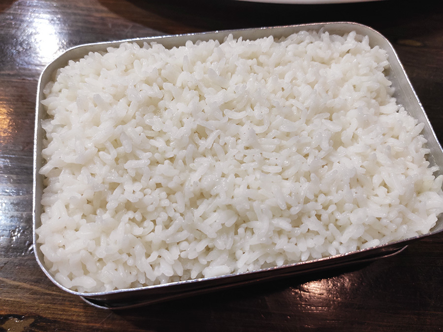 而且一盒量足够两个人吃了,比小碗米饭更印象深刻