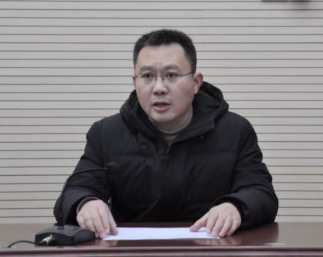 强主持会议颁奖现场校领导为获奖教师颁发了荣誉证书"芳林新叶催陈叶