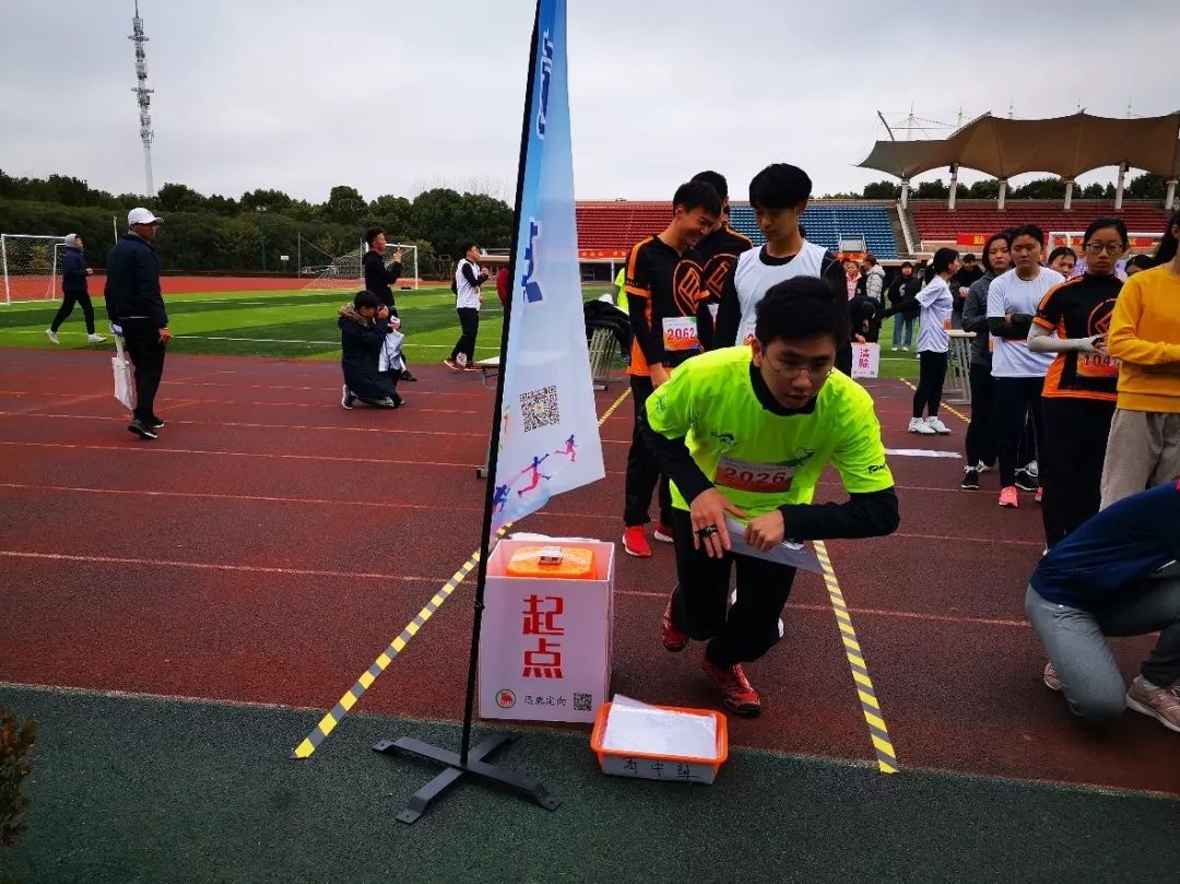 比赛开始后,队员们立刻拿上起点的地图,进入了激烈的讨论,而后冲出了