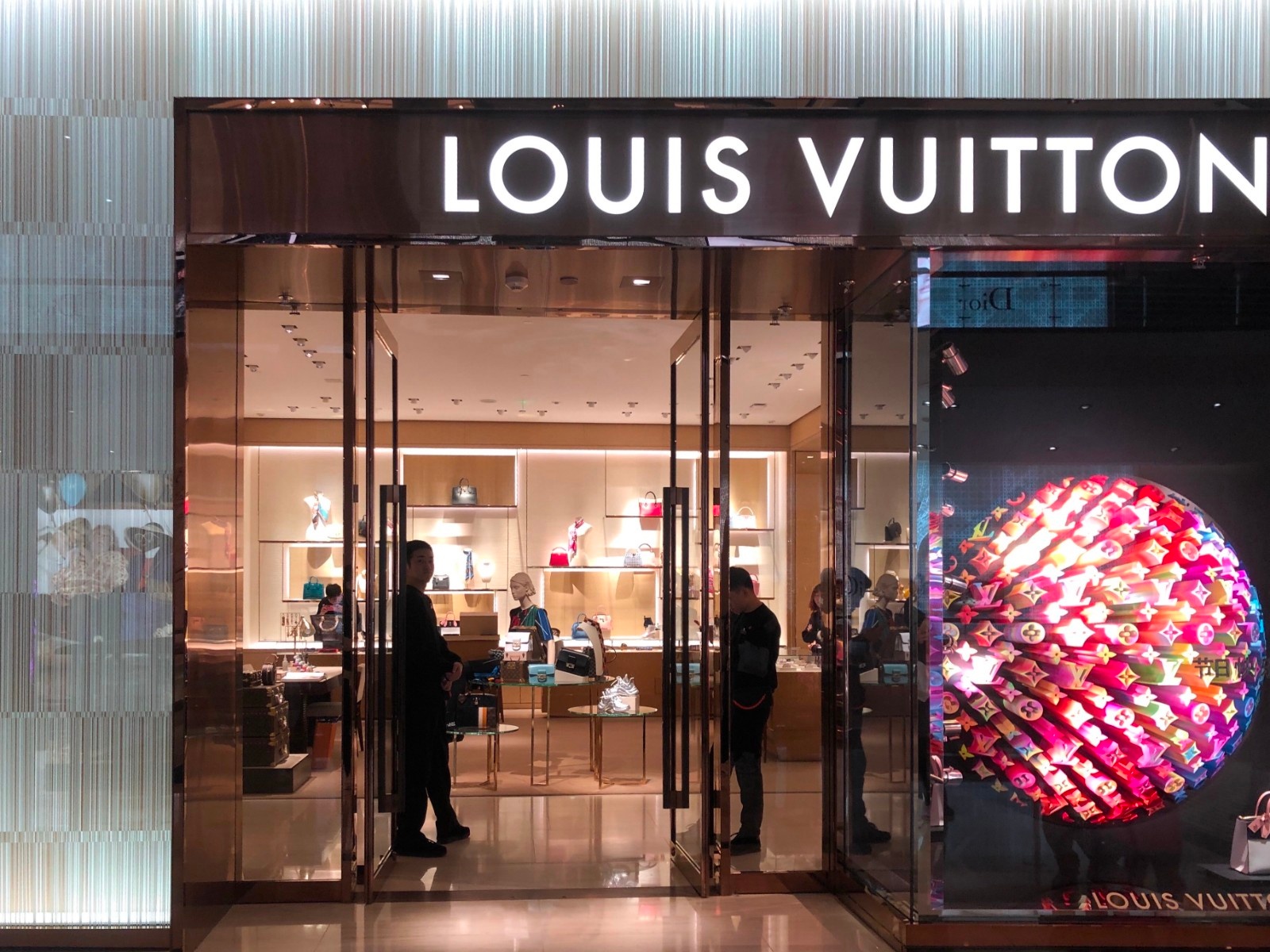北京时间12月17日根据彭博的数据,法国奢侈品巨头路威酩轩集团(lvmh)