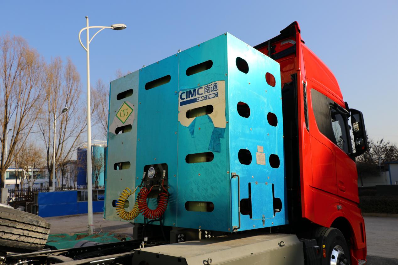 lng加气站不足无妨看看这款cng重卡