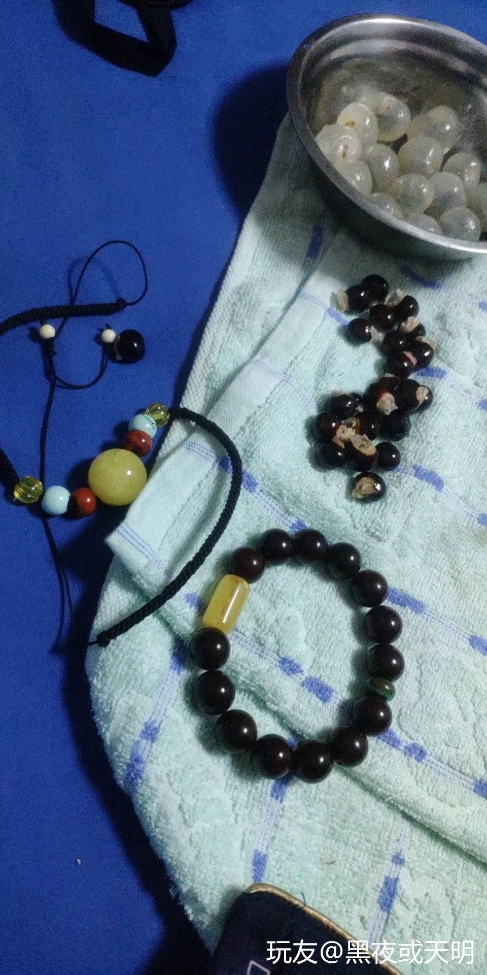 第一步:先来一盆龙眼,去皮,吃掉果肉.