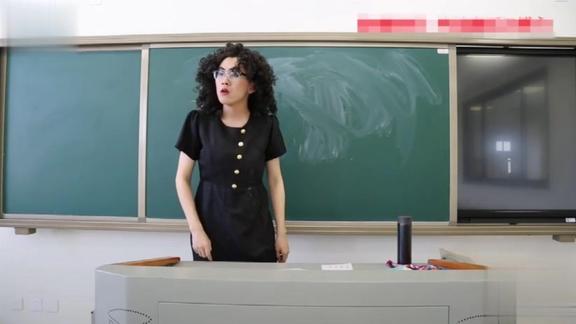 小伙子学习当年自己的数学老师扔粉笔的瞬间真是回忆满满