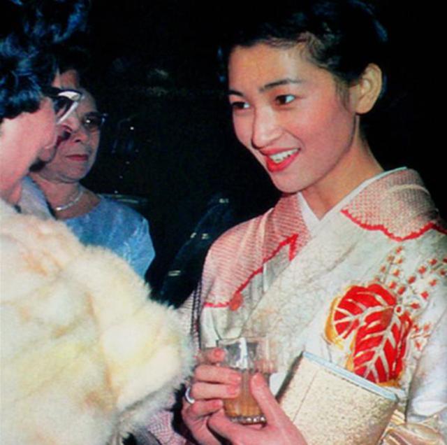 日本前皇后美智子,她的15张美照,惊艳了一个世纪