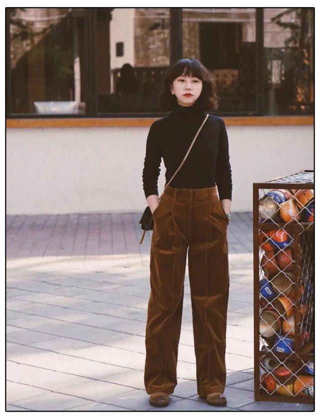 清新的奶奶衫搭配灯芯绒阔腿裤,简约中还带有一丝复古的高级感.