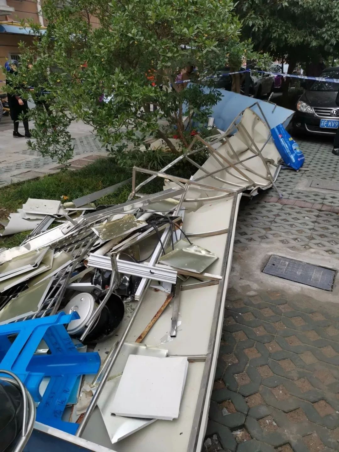 爆炸新闻南通一小区车库疑似液化石油气泄漏遇电火花引发爆燃