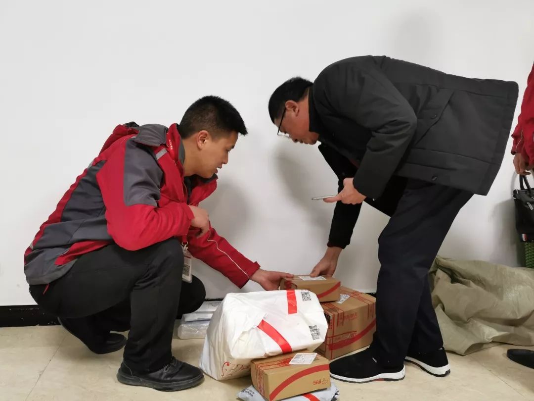 寄给阚南忠老师的快递越来越多,京东物流务川县营业部专门设立了一个