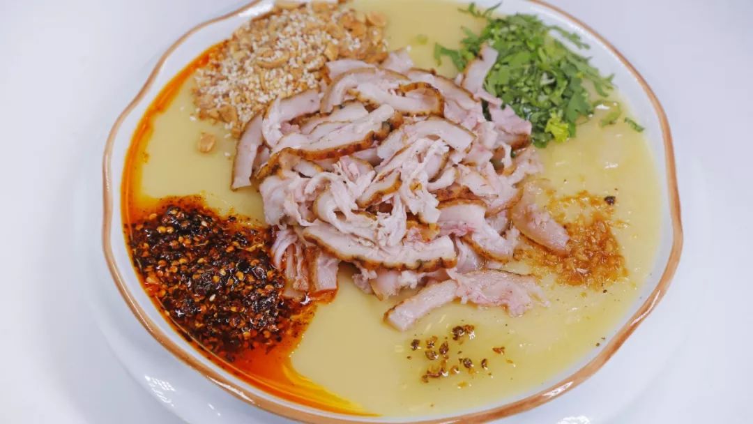 保山本地手制稀豆粉配上特有的茅草火烧肉,滑糯香辣,风味独特.