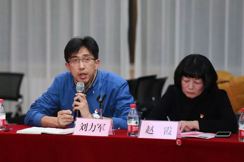 这些入党申请人来自教育系统12个基层党组织,光明小学党总支刘力军,府