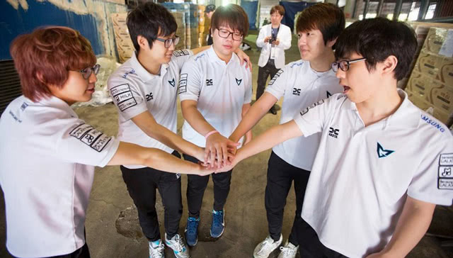 说起lol战队总有有人说最强战队是s4的ssw他们到底强在哪里