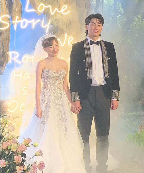 原创24岁于德豪最新消息恢复很好进行有球训练娇妻是年轻美女老总