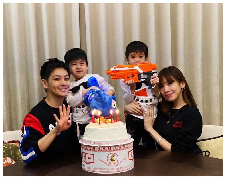 陈若仪晒双胞胎儿子照,颜值直追kimi,兄弟俩帅成翻版林志颖