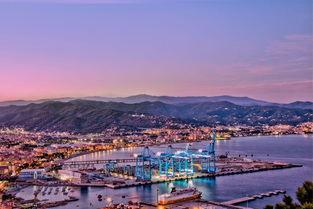 中远海运港口意大利vadogateway码头投入试运营