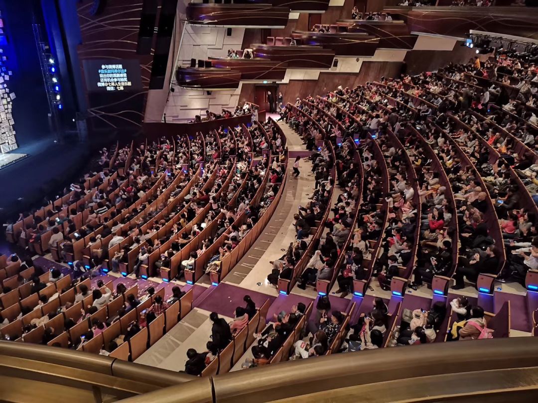 音乐剧《玛蒂尔达》在上海开演前一天,七幕人生票务负责人陈敏龙许了