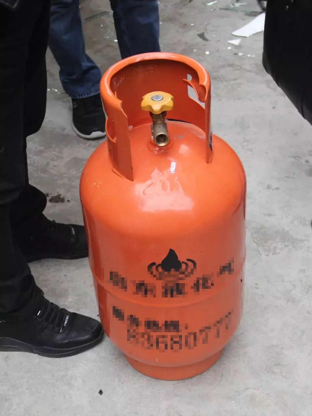 【爆炸新闻】南通一小区车库疑似液化石油气泄漏,遇电火花引发爆燃
