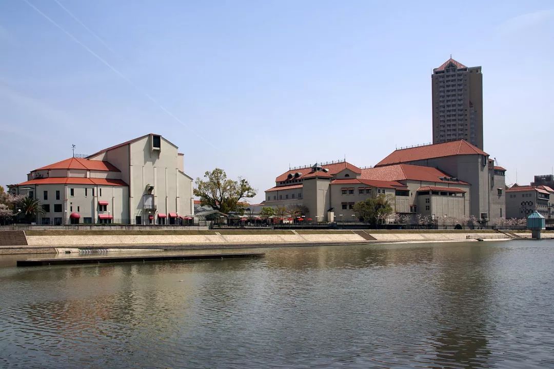 位于武库川河畔的宝冢歌舞剧团剧场建筑群和宝冢音乐学校 (图源
