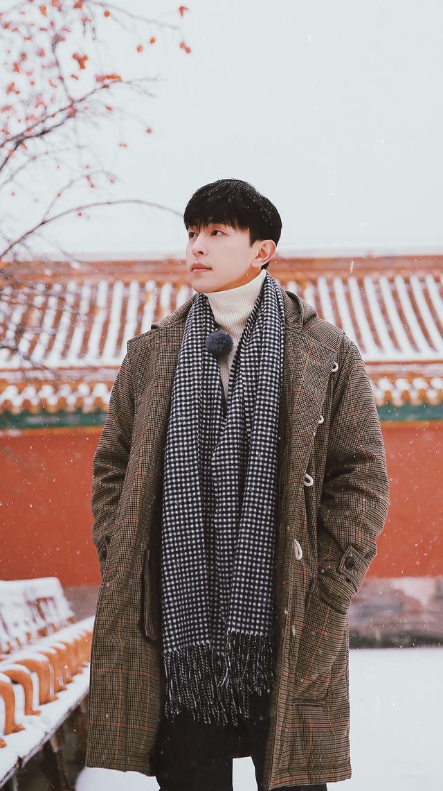 邓伦在故宫里文艺了一把,穿一身英伦风大衣立在雪中,撩妹于无形