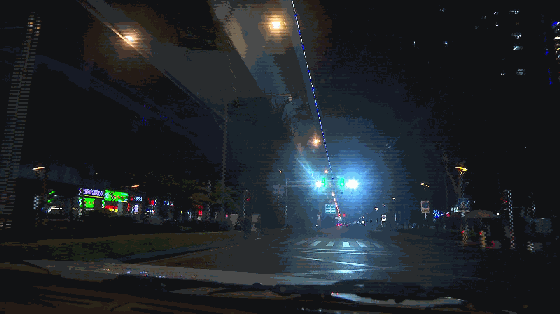 监控补光灯太亮,厦门一司机险撞路人!交警回应……_夜间