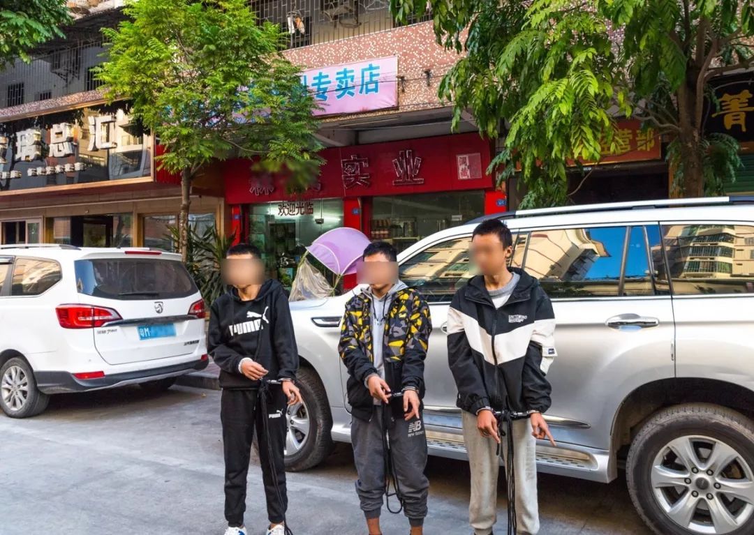 部分嫌疑人指认作案现场(陈诗琦摄)