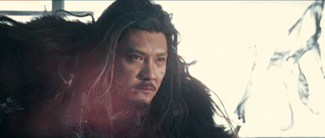 但是前两年回归小荧幕的冯叔画风突变变身《幻城》里的巴拉拉老魔仙