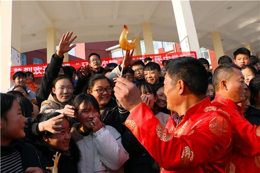 滑县英民中学的师生们跟着“非遗”传人学吹糖人(图4)