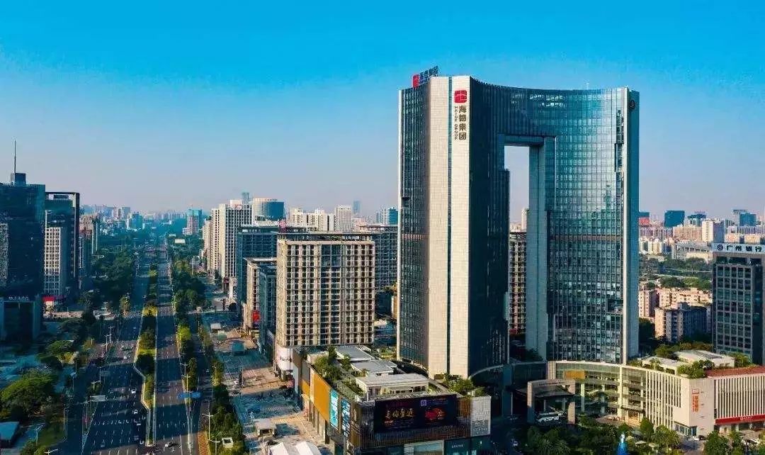 75东莞大道,东莞地铁二号线形成的交通枢纽横亘中心,通达全城及湾区