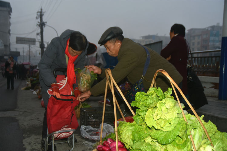 农村大叔进城卖菜,挑100斤蔬菜摸黑走5里山路,练就"铁腿功"