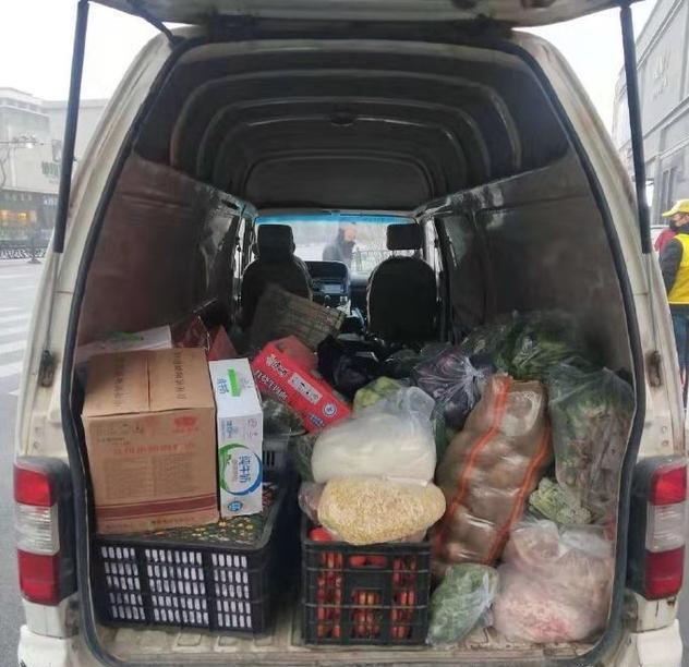 太原俩司机自作聪明开了家移动菜市场刚上路就被查