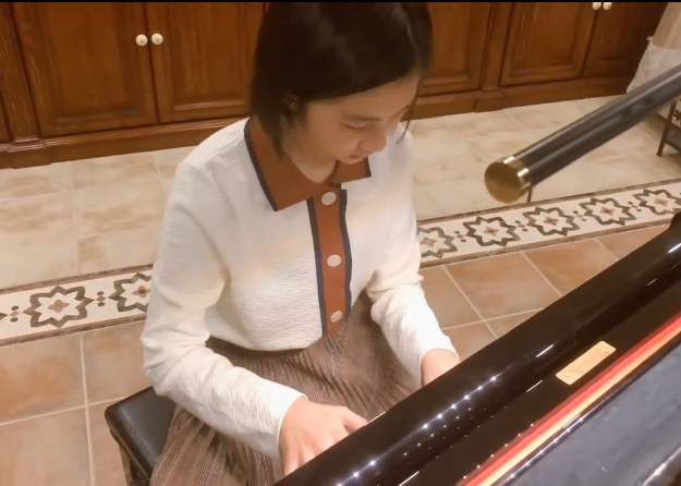 原创黄多多钢琴演奏哈利波特配乐谁注意她戴的戒指原谅我没见过世面