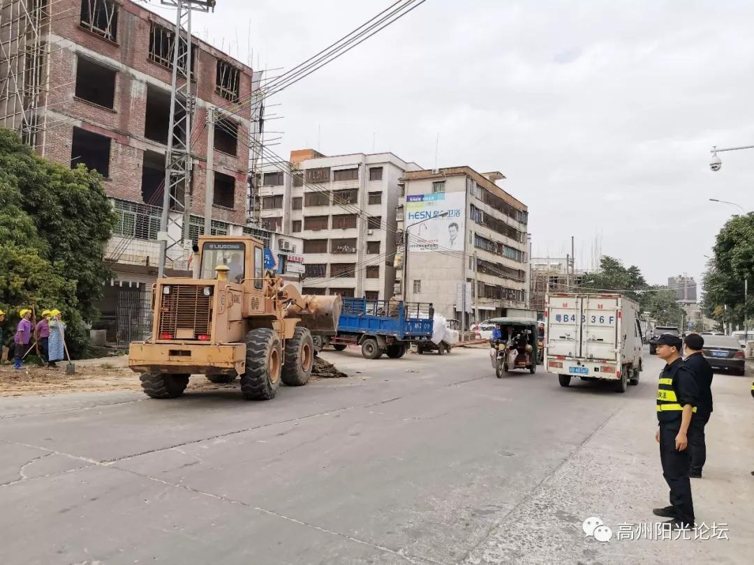 聲勢浩大高州城管等部門對西岸片區街道違規搭建物進行整治拆除