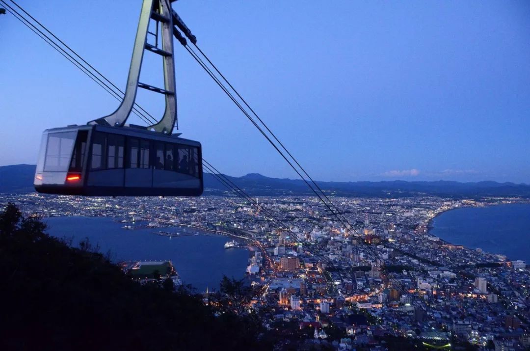 函馆山rope way参与店铺:五棱郭塔的售票处,商店,餐饮店等.