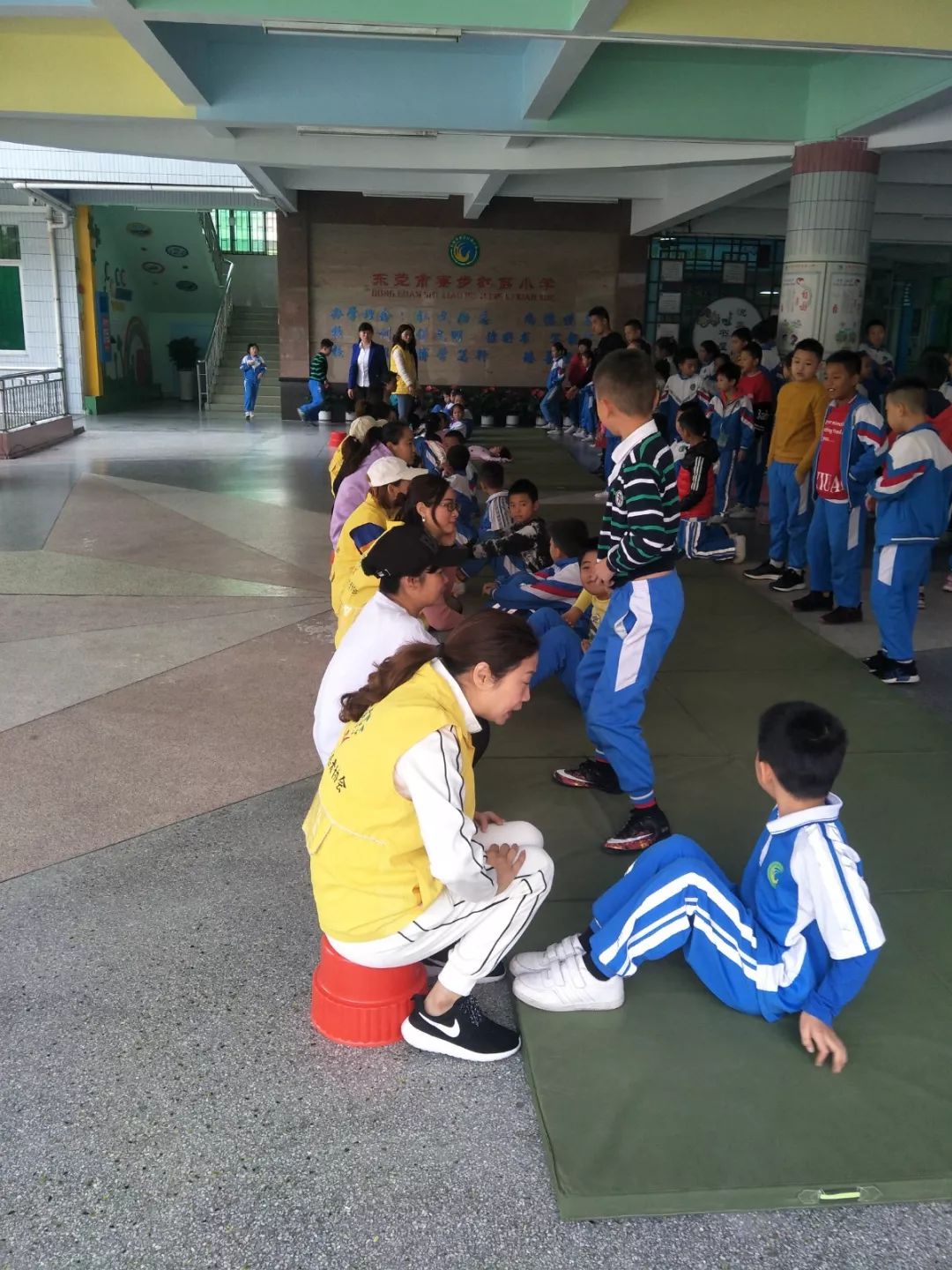 红荔小学家长志愿服务队协助开展学校运动会