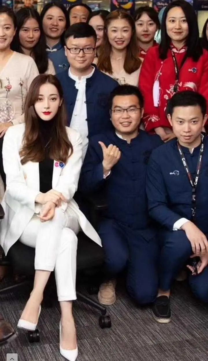 别安慰自己了,明星和路人的颜值就不在一个次元的好吗?