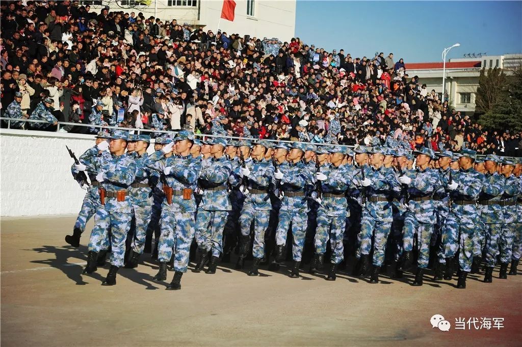 新兵入伍教育训练结业典礼在两个院区隆重举行近日,海军潜艇学院某