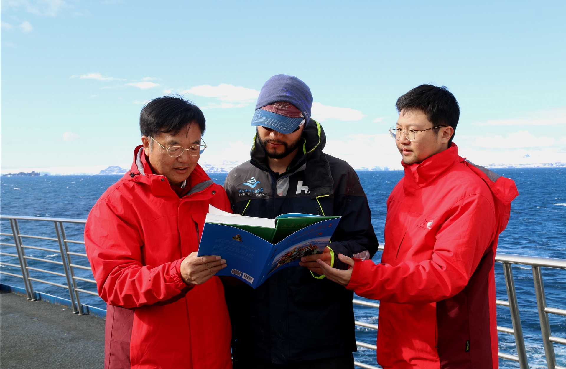 原创学者朱正明率团跨三大洲三大洋将关公像送达南极