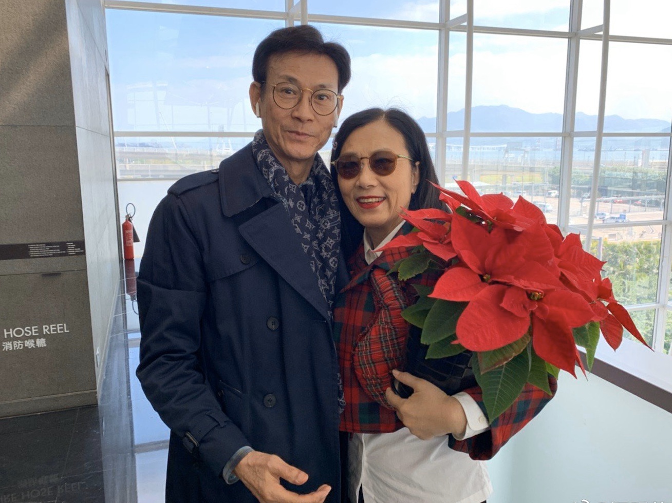 照片中依旧还是汪明荃和郑少秋的合影,不过两人这次都换了一套衣服