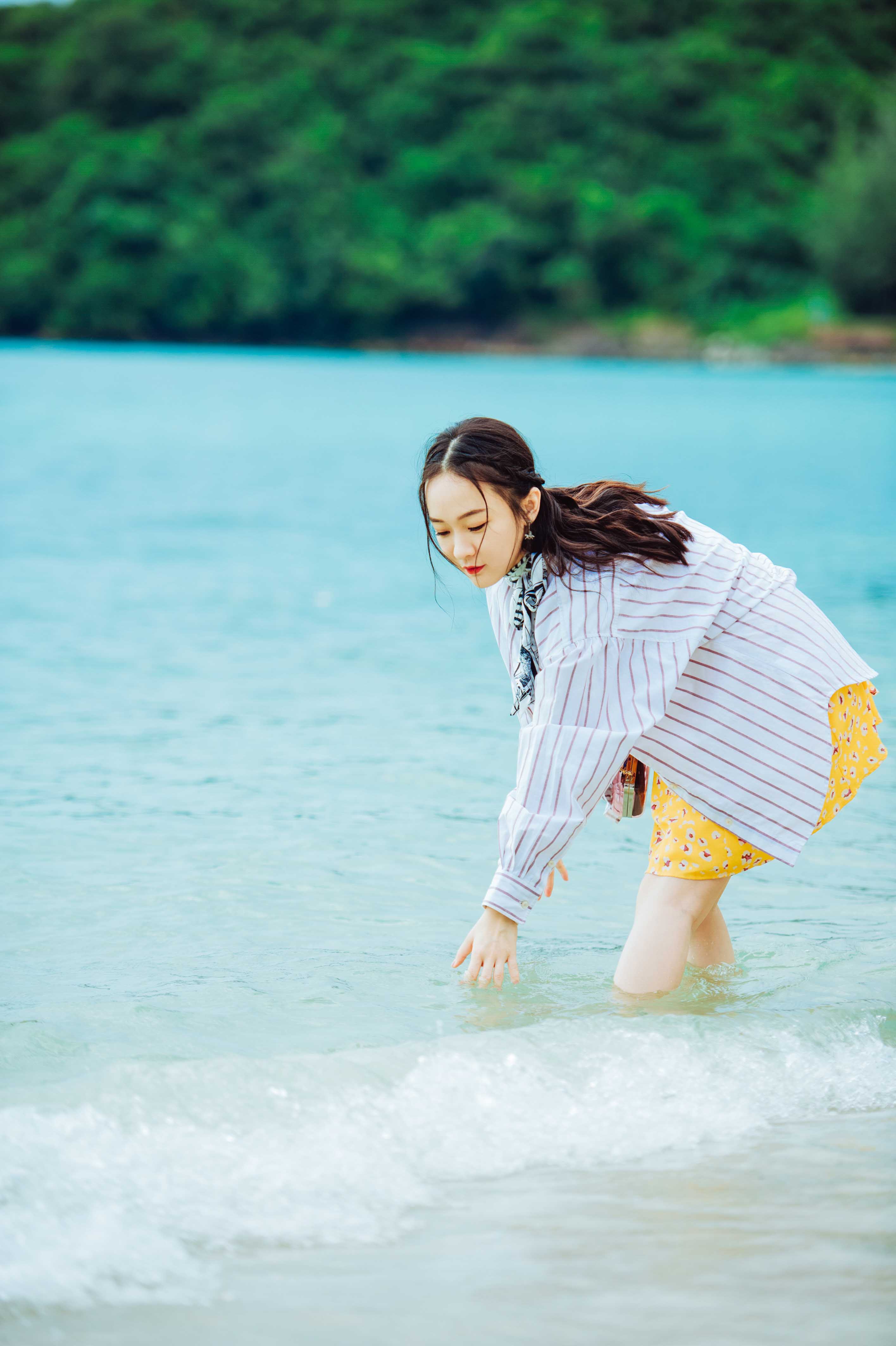 《妻子3》霍思燕黄色碎花泳装裙俏皮 海滩戏水肤白吸睛