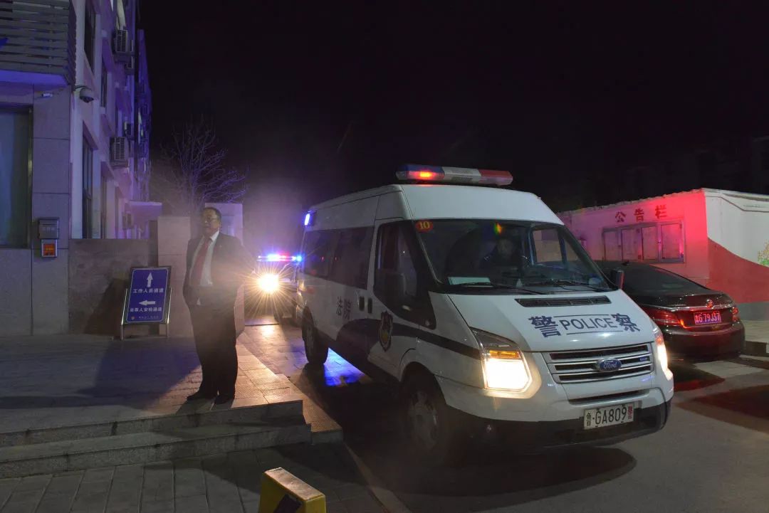 黑暗中,潍坊10余辆警车呼啸,警灯闪烁.抓人!(视频)
