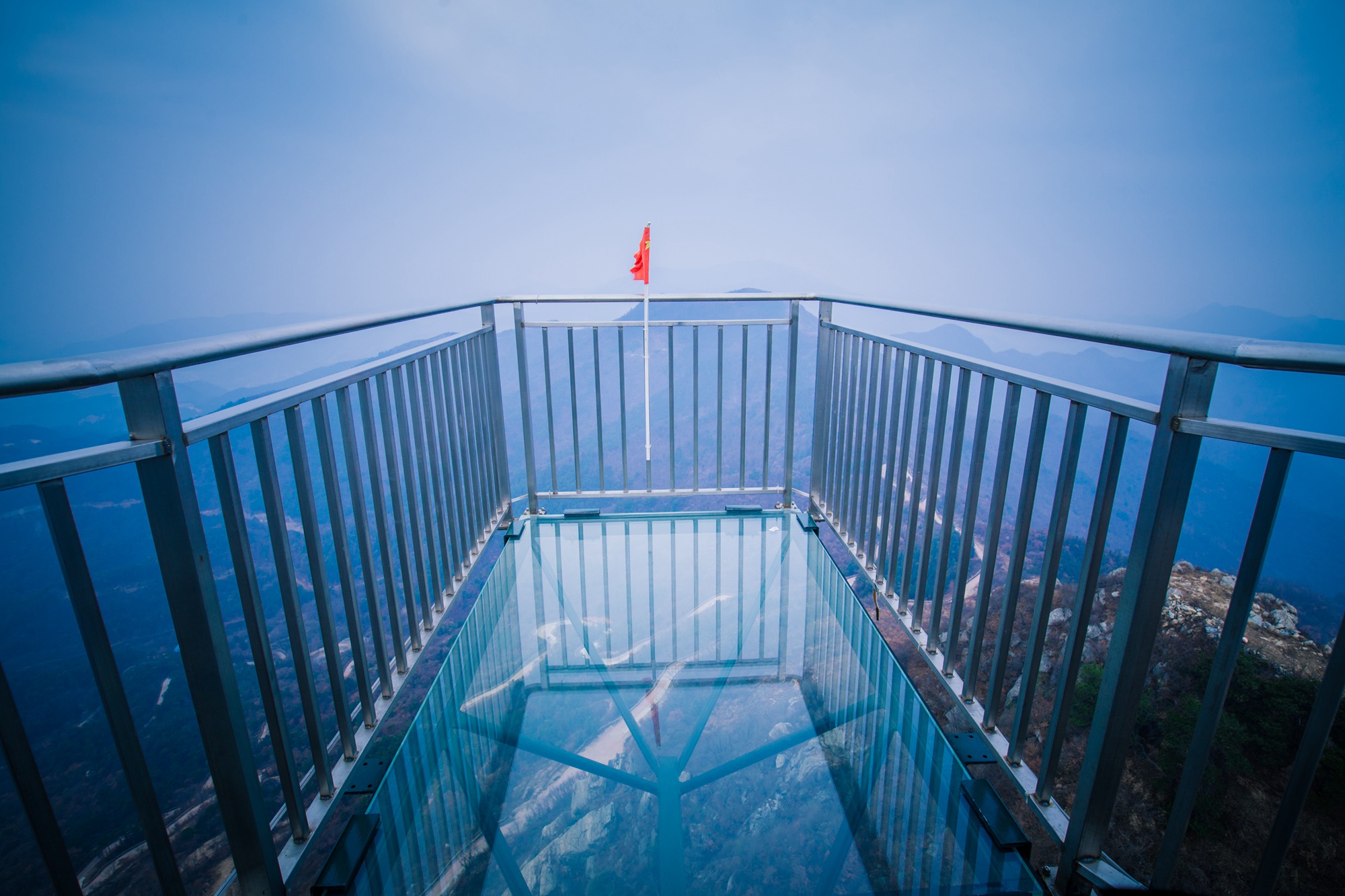 原创你知道吗?世界最长悬挑玻璃观景平台位于武汉之巅