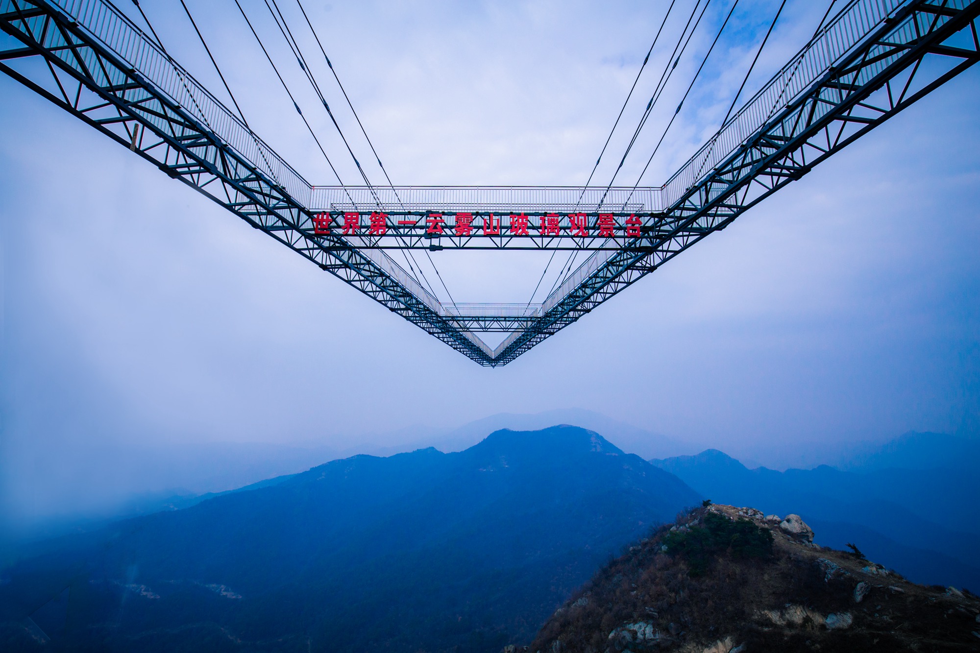 原创你知道吗?世界最长悬挑玻璃观景平台位于武汉之巅