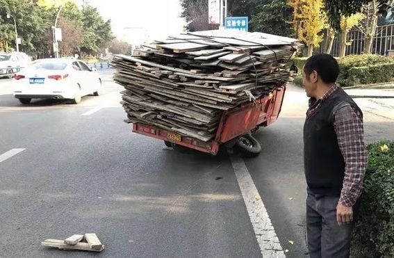 [秀文明,曝陋习220]请量力而行!三轮车超载不堪重负翻倒在地