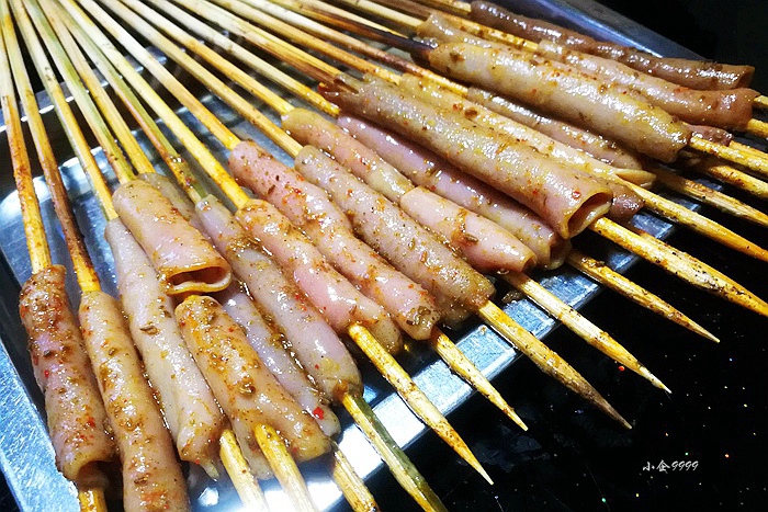 胶东半岛的烤海肠是异常鲜美的滋味,说是烤,其实只是在火上快速燎一会