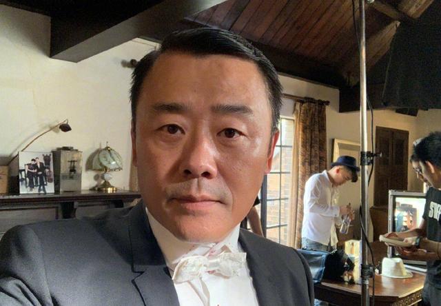 周立波与妻子惬意出游晒合照撒狗粮配文直言再谈一次恋爱