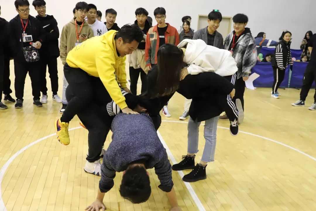 七手八脚2还锻炼了成员们的团队合作能力不仅锻炼了身体,提高反应能力