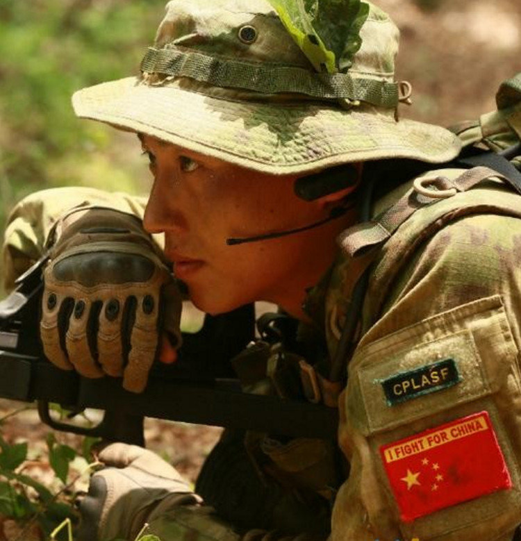 30岁的王森,同样演过不少角色,《致青春》的"裤衩男"王亚明,《战狼》